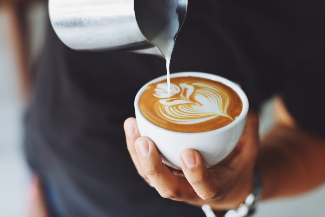 pouring latte art